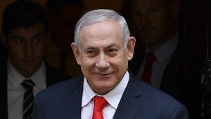 رئيس الوزراء الإسرائيلي بنيامين نتنياهو، يغادر داونينغ ستريت في مركز لندن بعد اللقاء برئيس الوزراء البريطاني بوريس جونسون، 5 اغسطس 2019 (DANIEL LEAL-OLIVAS / AFP)