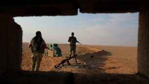 مقاتلون شيعيون عراقيون من قوات الحشد الشعبي عند الحدود مع سوريا في محافظة الانبار العرابية، مقابل البوكمال في منطقة دير الزور السورية، 12 نوفمبر 2018 (AHMAD AL-RUBAYE / AFP)