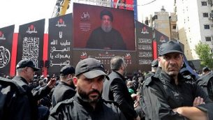توضيحية: مناصرو منظمة حزب الله يحتشدون لمشاهدة بث كملة الأمين العامة للمنظمة، حسن نصر الله، على شاشة ضخمة، في بلدة العين في سهل البقاع اللبناني، 25 أغسطس، 2019.  (AFP)