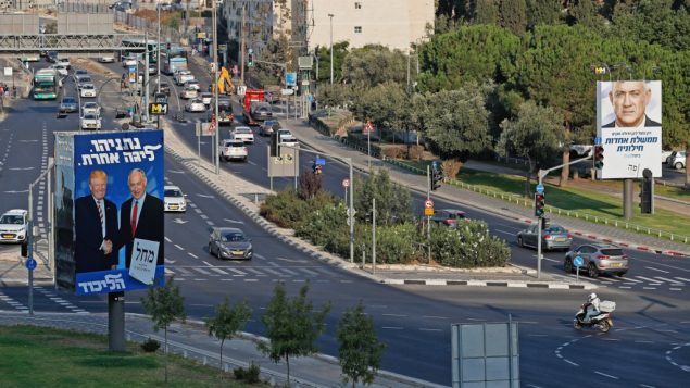 صورة التقطت في 16 سبتمبر 2019، تظهر لافتات انتخابية في القدس لحزبي الليكود و’ازرق ابيض’ (AHMAD GHARABLI / AFP)