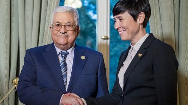 وزيرة الخارجية النرويجية إيني إريسكون تستقبل رئيس السلطة الفلسطينية محمود عباس في أوسلو، النرويج، 18 سبتمبر، 2019. (Heiko Junge/NTB Scanpix/AFP) وزيرة الخارجية النرويجية إيني إريسكون تستقبل رئيس السلطة الفلسطينية محمود عباس في أوسلو، النرويج، 18 سبتمبر، 2019. (Heiko Junge/NTB Scanpix/AFP)