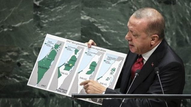 الرئيس التركي رجب طيب إردوغان يحمل خريطة لإسرائيل منذ عام 1947 تظهر ما يقول إنه توسع للحدود الإسرائيلية خلال خطاب ألقاه أمام المؤتمر السنوي للجمعية العامة للأمم المتحدة في مقر المنظمة في نيويورك، 24 سبتمبر، 2019. (Drew Angerer/Getty Images/AFP)