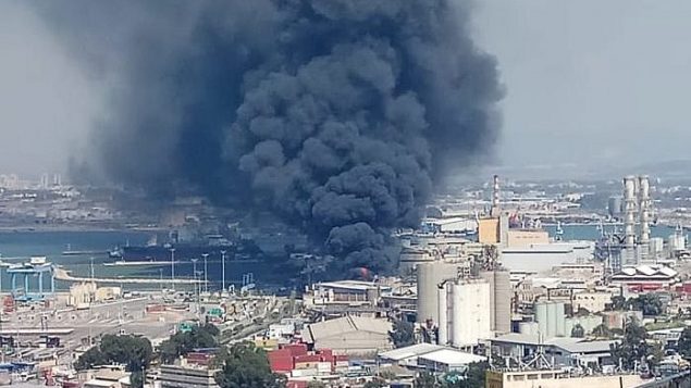 الدخان يتصاعد من مصنع في ميناء حيفا، 5 سبتمبر 2019 (Courtesy firefighting services)