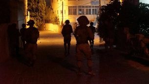 توضيحية: جنود إسرائيليون ينفذون مداهمات في الضفة الغربية، 28 سبتمبر، 2017. (Israel Defense Forces)