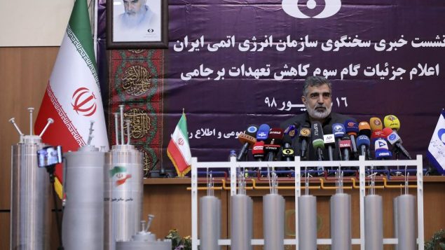 الناطق باسم منظمة الطاقة الذرية الإيرانية بهروز كمال وندى خلال مؤتمر صحفي مع اجهزة طرد ركزي معروضة امامه، في طهران، 7 سبتمبر 2019 (Atomic Energy Organization of Iran via AP)