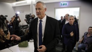رئيس حزب ’ازرق ابيض’ بيني غانتس يصل للحديث مع صحفيين في تل ابيب، 19 سبتمبر 2019 (AP Photo/Sebastian Scheiner)