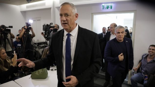 رئيس حزب ’ازرق ابيض’ بيني غانتس يصل للحديث مع صحفيين في تل ابيب، 19 سبتمبر 2019 (AP Photo/Sebastian Scheiner) رئيس حزب ’ازرق ابيض’ بيني غانتس يصل للحديث مع صحفيين في تل ابيب، 19 سبتمبر 2019 (AP Photo/Sebastian Scheiner)