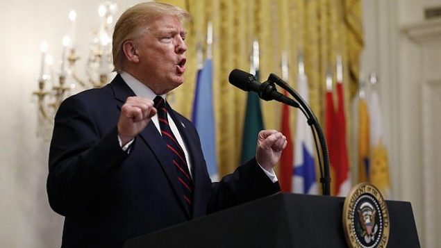 الرئيس الأمريكي دونالد ترامب يتحدث خلال حفل بمناسبة شهر التراث اللاتيني في الغرفة الشرقية للبيت الأبيض في واشنطن، 27 سبتمبر، 2019.  (AP Photo/Carolyn Kaster)