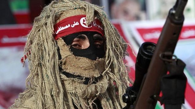 توضيحية: مسلح من الجبهة الشعبية لتحرير فلسطين يشارك في مسيرة في مخيم جباليا، في شمال قطاع غزة، 7 مارس، 2014.  (AP Photo/Adel Hana)