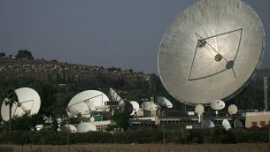صورة توضيحية لطبق أقمار اطناعية. (Nati Shohat/Flash90)