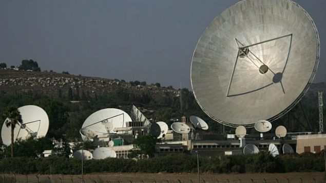 صورة توضيحية لطبق أقمار اطناعية. (Nati Shohat/Flash90)