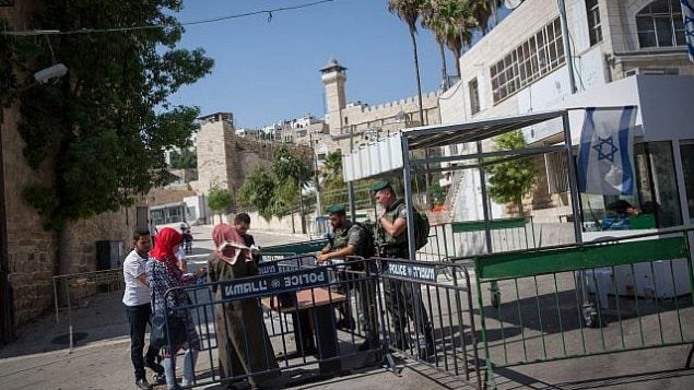 توضيحية: شرطة حرس الحدود تقوم بفحص هويات نساء فلسطينيات عند مدخل الحرم الإبراهيمي في مدينة الخليل بالضفة الغربية، 9 يوليو، 2017. (Miriam Alster/Flash90)