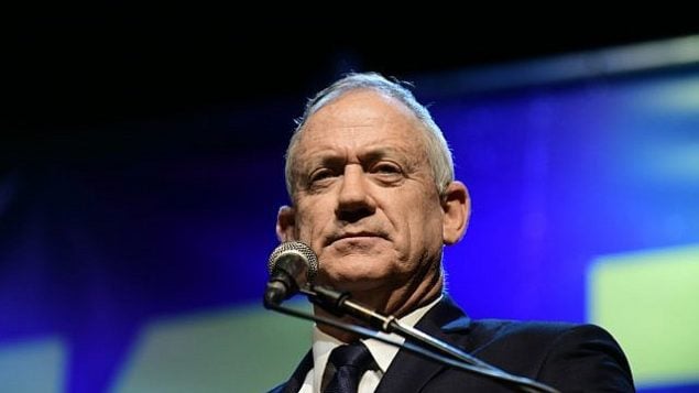 زعيم حزب ’أزرق أبيض’، بيني غانتس، يلقي خطابا في تظاهر أمام ’متحف تل أبيب’ في 25 مايو، 2019، ضد جهود رئيس الوزراء بنيامين نتنياهو محاولة تجنب المحاكمة في ثلاث قضايا فساد يواجهها.  (Tomer Neuberg/Flash90)