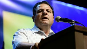 رئيس قائمة ’الجبهة-العربية للتغيير’، أيمن عودة، يتحدث في مظاهرة ضد رئيس الوزراء بنيامين نتنياهو، من أمام متحف تل أبيب، 25 مايو، 2019. (Tomer Neuberg/ Flash90)