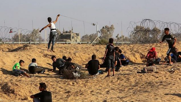 متظاهرون فلسطينيون في اشتباكات مع جنود إسرائيليين بعد مظاهرة على الحدود بين إسرائيل وقطاع غزة، 6 سبتمبر، 2019.  (Abed Rahim Khatib/Flash90)