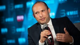 مرشح حزب ’يمينا’، نفتالي بينيت، في مؤتمر موقع ’سروغيم’ الإخباري بالقدس، 2 سبتمبر، 2019. (Yonatan Sindel/Flash90)