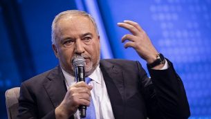 رئيس حزب ’يسرائيل بيتنو’، أفيغدور ليبرمان، في مؤتمر أخبار القناة 12 في تل أبيب، 5 سبتمبر، 2019. (Hadas Parush/Flash90)