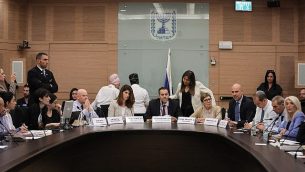 عضو الكنيست عن حزب ’الليكود’ ورئيس اللجنة التنظيمية، ميكي زوهر (وسط الصورة)، يترأس جلسة لمناقشة مشروع قانون كاميرات الأمن، قبل الانتخابات القريبة، في الكنيست، 9 سبتمبر، 2019.  (Yonatan Sindel/FLASH90)