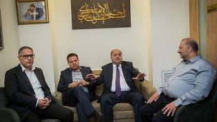 قادة ’القائمة المشتركة’، أيمن عودة (الثاني من اليسار)، أحمد الطيبي (الثاني من اليمين)، امطانس شحادة (يسار) ومنصور عباس خلال اجتماع في الكنيست في 22 سبتمبر، 2019، قبيل اجتماعهم برئيس الدولة رؤوفين ريفلين بشأن المرشح الذين سيوصون به رئيسا للحكومة.  (Yonatan Sindel/Flash90)