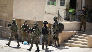 صورة توضيحية: قوات الامن خلال مداهمة في الضفة الغربية، 25 سبتمبر 2019 (Flash90)