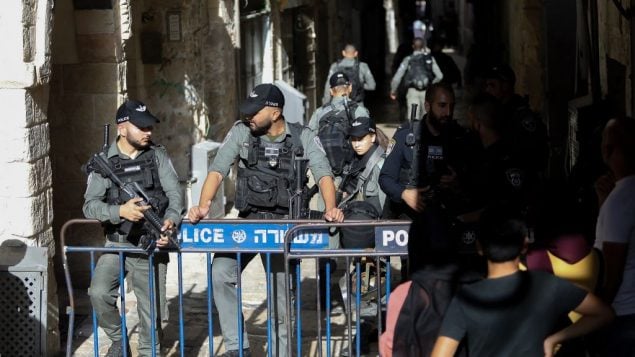 قوات الامن في ساحة هجوم طعن في القدس القديمة، 26 سبتمبر 2019 (Noam Revkin Fenton/Flash90)