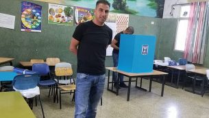ناخبون عرب في مركز اقتراع في سخنين، 17 سبتمبر، 2019.(Adam Rasgon/Times of Israel)