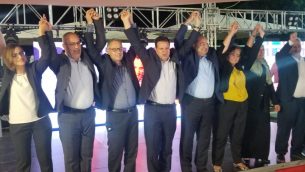 مرشحو حزب القائمة المشتركة يحتفلون بنتائج استطلاع القناة 13 بعد اغلاق صناديق الاقتراع، التي توقعت في بداية الامر حصول الحزب على 13 مقعدا في الكنيست، 18 سبتمبر 2019 (Adam Rasgon/Times of Israel)