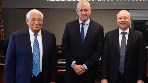 السفير الامريكي الى اسرائيل دافيد فريدمان، رئيس حزب ’ازرق ابيض’ بيني غانتس، والمبعوث الامريكي للسلام في الشرق الأوسط جيسون غرينبلات، خلال لقاء في مكاتب السفارة الامريكية في تل ابيب، 23 سبتمبر 2019 (Courtesy/Matty Stern/US Embassy Jerusalem)