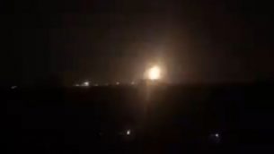 صورة شاشة من فيديو يظهر انفجارات في غزة خلال غارات جوية اسرائيلية، 7 سبتمبر 2019 (screen capture: Twitter)