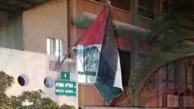 علم فلسطيني وُضع خارج مبنى بلدية بيتح تيكفا في 4 سبتمبر، 2019.(Courtesy)