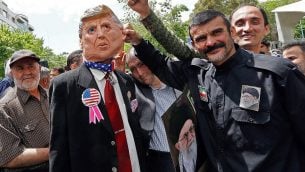 متظاهرون إيرانيون يحملون صورة للمرشد الأعلى الإيراني، آية الله علي خامنئي، وقناع للرئيس الأمريكي دونالد ترامب، خلال مظاهرة في العاصمة طهران، 10 مايو، 2019.  (Stringer/AFP)