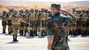 توضيحية: صورة تم التقاطها خلال جولة برفقة مرشدين مع الجيش الروسي تظهر جنود سوريين من القوات الخاصة يشاركون في جلسة تعليمية مع مدربين عسكريين روس ، 24 سبتمبر 2019 ، في قاعدة عسكرية في يافور ، على بعد حوالي 30 كلم غرب دمشق (Maxime Popov/AFP)