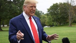 الرئيس الأمريكي دونالت ترامب يتحدث مع الصحافيين قبل مغادرته للبيت الأبيض في واشنطن إلى فلوريدا، 3 أكتوبر، 2019. (Jim Watson/AFP)