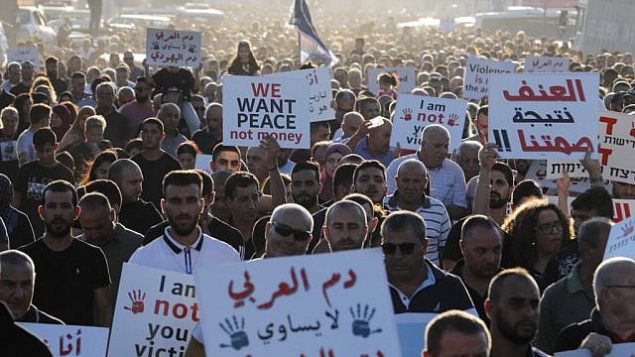 مواطنون عرب في إسرائيل يتظاهرون ضد العنف والجريمة المنظمة وجرائم القتل التي شهدتها بلداتهم مؤخرا، في قرية مجد الكروم في شمال البلاد، 3 أكتوبر، 2019. (Ahmad GHARABLI / AFP)