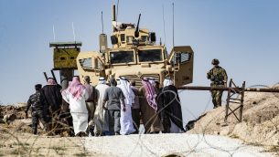 اكراد سوريون يتظاهرون ضد التهديدات التركية، بالقرب من قاعدة تابعة للتحالف الدولي الذي توقده الولايات المتحدة، في ضواحي بلدة راس العين في محافظة الحسكة السورية، بالقرب من الحدود التركية، 6 اكتوبر 2019 (Delil Souleiman/AFP)