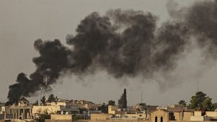 الدخان يتصاعد في أعقاب قصف تركي لبلدة راس العين في محافظة الحسكة شمال شرق سوريا على الحدود مع تركيا، 9 أكتوبر، 2019. (Delil SOULEIMAN / AFP)