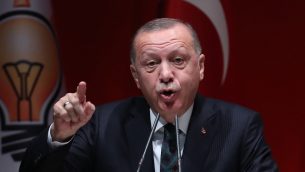 الرئيس التركي رجب طيب إردوغان يلقي كلمة خلال اجتماع مطول مع رؤساء المقاطعات لحزب ’العدالة والتنمية’ في أنقرة، تركيا، 10 أكتوبر، 2019.  (Adem ALTAN / AFP)