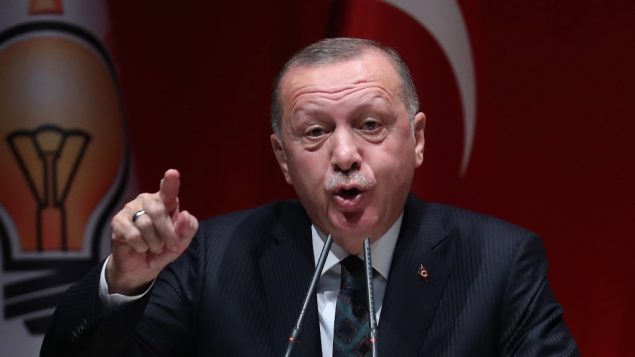 الرئيس التركي رجب طيب إردوغان يلقي كلمة خلال اجتماع مطول مع رؤساء المقاطعات لحزب ’العدالة والتنمية’ في أنقرة، تركيا، 10 أكتوبر، 2019.  (Adem ALTAN / AFP)
