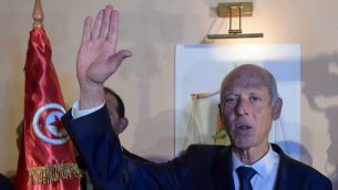 الأكاديمي المحافظ قيس سعيّد يحتفل بانتصاره في الانتخابات الرئاسية التونيسية في العاصمة تونس، 13 أكتوبر، 2019. (Fethi Belaid / AFP)