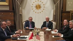 الرئيس التركي رجب طيب أردوغان (مركز يسار)، نائب الرئيس الأمريكي مايك بينس (مركز يمين)، مع وزير الخارجية الامريكي مايك بومبو (الرابع من اليمين)، نائب الرئيس التركي فؤاد أقطاي (الرابع من اليسار)، وزير الخارجية التركي مولود جاويش أوغلو (الثالث من اليسار) وكبار مساعديه، في المجمع الرئاسي في أنقرة، 17 اكتوبر 2019 (Shaun TANDON / POOL / AFP)