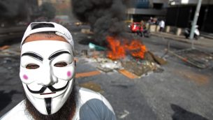 متظاهر يضع قناع غاي فوكس خلال احتجاجات ضد الأوضاع الاقتصادية الصعبة في حي "سليم سلام" ببيرت، 18 أكتوبر، 2019.  ( IBRAHIM AMRO / AFP)