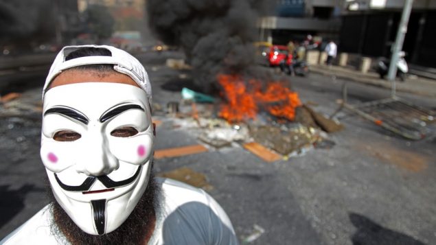 متظاهر يضع قناع غاي فوكس خلال احتجاجات ضد الأوضاع الاقتصادية الصعبة في حي "سليم سلام" ببيرت، 18 أكتوبر، 2019.  ( IBRAHIM AMRO / AFP)