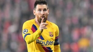 لاعب نادي برشلونة لكرة القدم، الأرجنتيني ليونيل ميسي، خلال مبارة بين فريقه ونادي سلافيا براغ في إطار دوري أبطال أوروبا في العاصمة التشيكية براغ، 23 أكتوبر، 2019. (JOE KLAMAR / AFP)