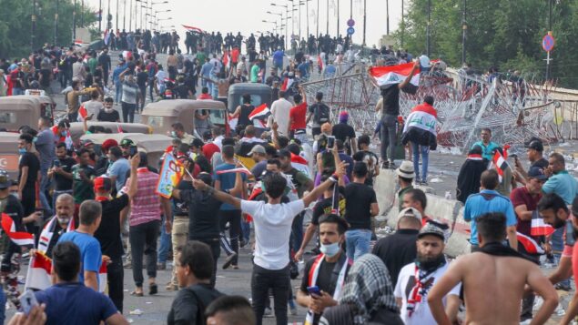 متظاهرون عراقيون يتظاهرون في وسط بغداد ضد الحكومة، 25 أكتوبر، 2019.  (AFP)