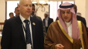 وزير الخارجية السعودية عادل الجبير (يمين) يتحدث مع جيسون غرينبلات، مساعد الرئيس الأمريكي وممثله الخاص للمفاوضات الدولية، خلال القمة العربية في منتج السويمة الأردني على ضفاف البحر الأحمر، 29 مارس، 2017.   (AFP Photo/Khalil Mazraawi)