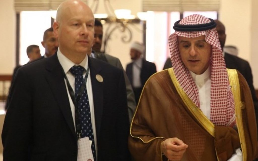 وزير الخارجية السعودية عادل الجبير (يمين) يتحدث مع جيسون غرينبلات، مساعد الرئيس الأمريكي وممثله الخاص للمفاوضات الدولية، خلال القمة العربية في منتج السويمة الأردني على ضفاف البحر الأحمر، 29 مارس، 2017. (AFP Photo/Khalil Mazraawi) وزير الخارجية السعودية عادل الجبير (يمين) يتحدث مع جيسون غرينبلات، مساعد الرئيس الأمريكي وممثله الخاص للمفاوضات الدولية، خلال القمة العربية في منتج السويمة الأردني على ضفاف البحر الأحمر، 29 مارس، 2017. (AFP Photo/Khalil Mazraawi)