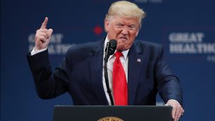 الرئيس الأمريكي دونالد ترامب يلقي كلمة خلال حدث في ’مركز شارون ل. موس للفنون الاستعراضية’  في ذا فيليجز، فلوريدا، 3 أكتوبر، 2019.  ( Joe Raedle/Getty Images/AFP)