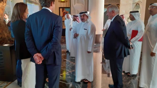 ولي العهد البحريني، سلمان بن حمد بن عيسى آل خليفة يصل إلى ورشة ’من السلام إلى الازدهار’ المنعقدة في العاصمة البحرينية المنامة، 25 يونيو، 2019. (Raphael Ahren/Times of Israel) ولي العهد البحريني، سلمان بن حمد بن عيسى آل خليفة يصل إلى ورشة ’من السلام إلى الازدهار’ المنعقدة في العاصمة البحرينية المنامة، 25 يونيو، 2019. (Raphael Ahren/Times of Israel)