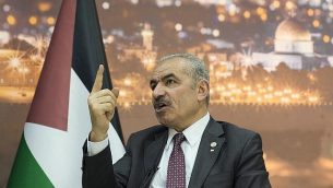 رئيس الوزراء الفلسطيني محمد شتية يتكلم خلال مقابلة مع وكالة ’أسوشيتد برس’ في مكتبه في رام الله بالضفة الغربية، 16 أبريل، 2019. (AP Photo/Nasser Nasser)