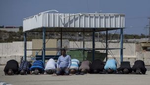 في هذه الصورة من 26 مارس، 2017، سكان فلسطينيون من قطاع غزة يؤدون الصلاة خلال انتظارهم على الجانب الإسرائيلي من معبر "إيرز" لدخول غزة.  (AP Photo/Tsafrir Abayov, File)